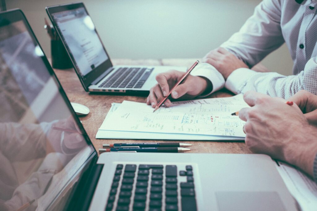 Consultant en marketing digital à Neuchâtel avec un client PME
