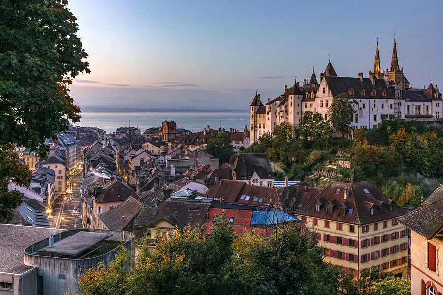 Neuchâtel, ville où est basé DeluzDigital — vue sur le château et le lac